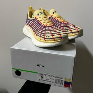 NWT APL Zipline mellow/cobalt/impulse red size 9 women’s